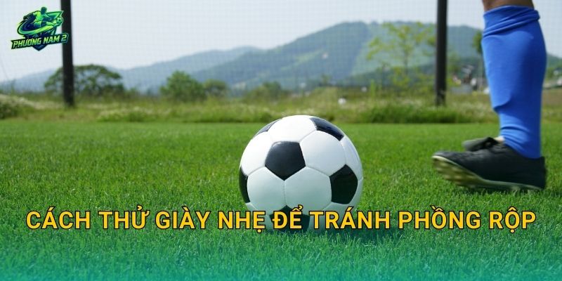 Cách thử giày nhẹ để tránh phồng rộp